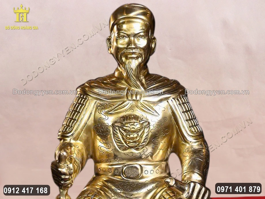Gương mặt uy nghi&ecirc;m của &ocirc;ng được chạm khắc sắc n&eacute;t